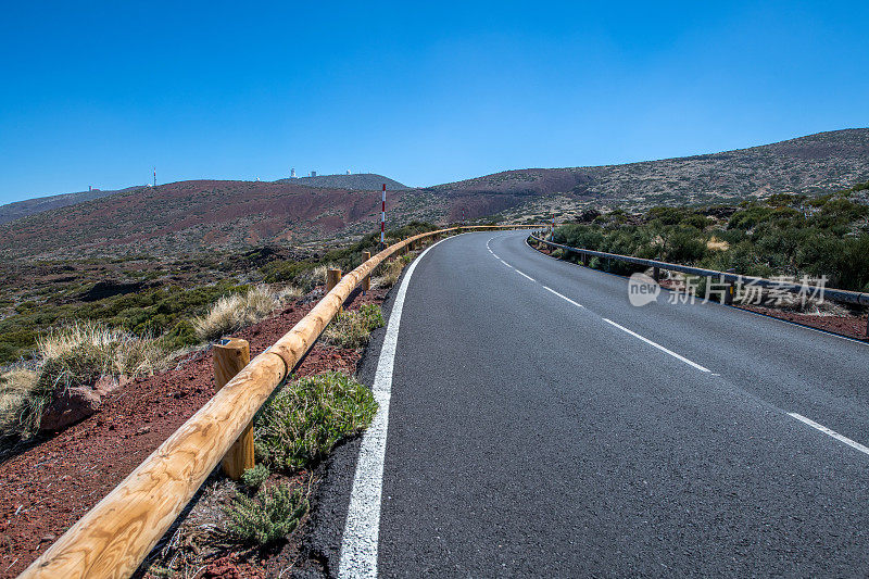 西班牙特内里费岛El Teide国家公园的柏油路和熔岩风景